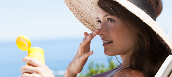 Sunscreen article graphics In-Article Image 01 woman putting sunscreen on her face